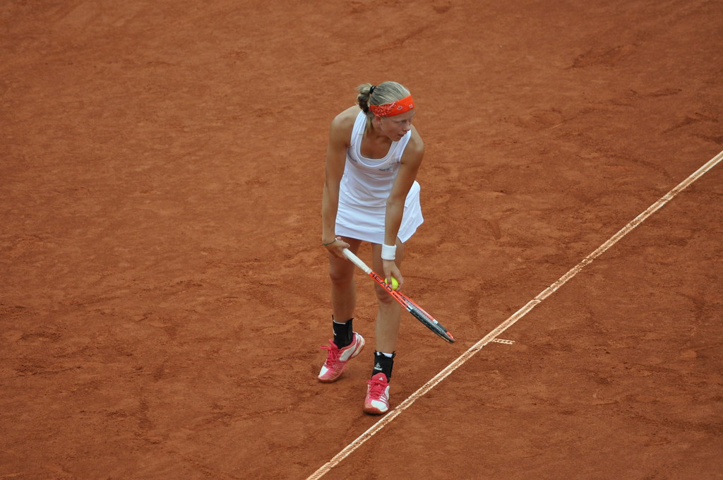 Joueuse de tennis au service sur un court de compétition